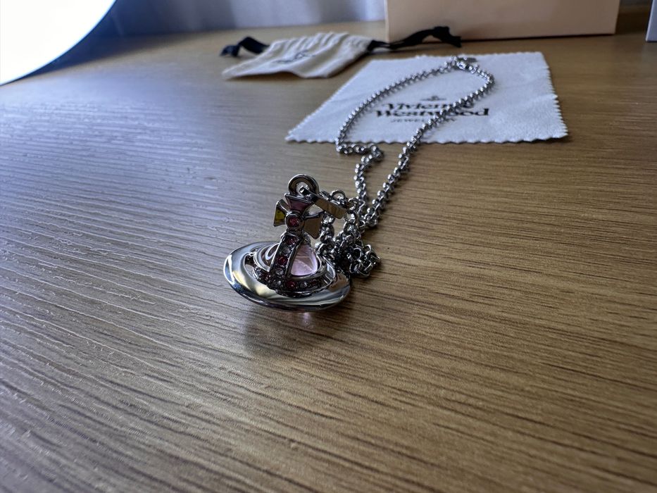 Colier Vivienne Westwood ”world’s end orb”, bilă roz + argintiu mic