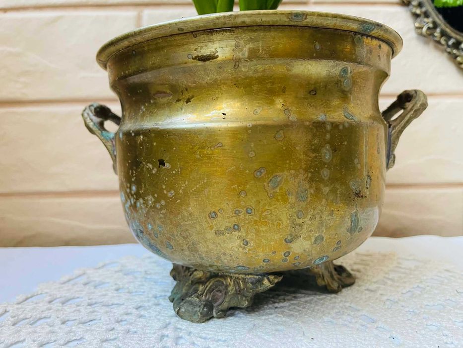 Красива месингова кашпа от Англия със зюмбюл