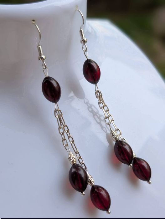Vechi cercei lungi argint 925, cu picaturi de chihlimbar presat de culoare rosu cherry, stil maslina
