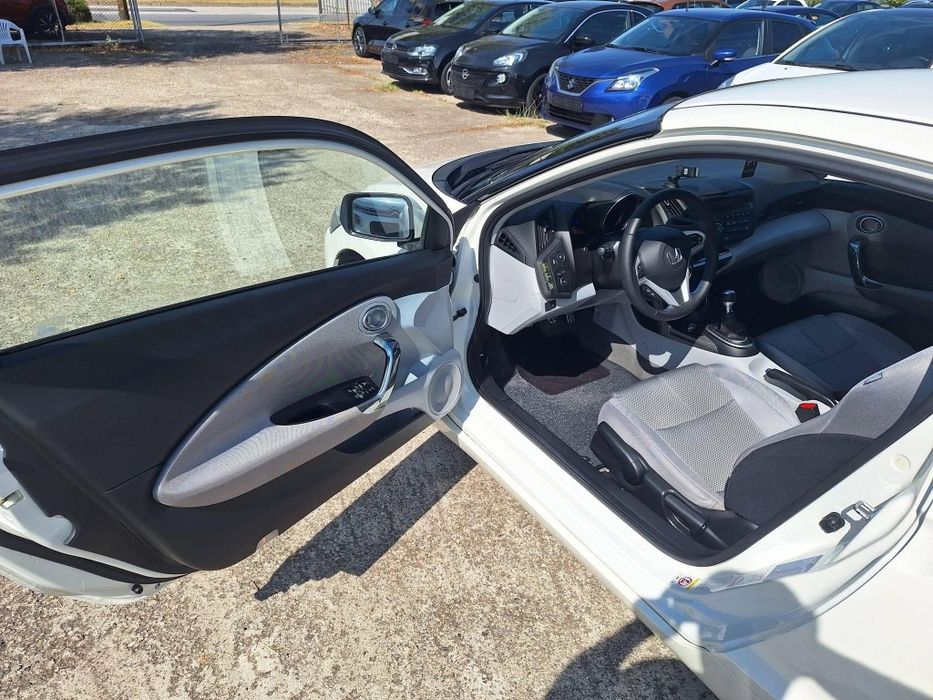 Продава се Honda CR-Z 1.5 Hybrid, 2010 г., в красив цвят бяла перла, с ръчна 6-степенна скоростна кутия