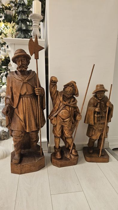 Statui sculptate în lemn