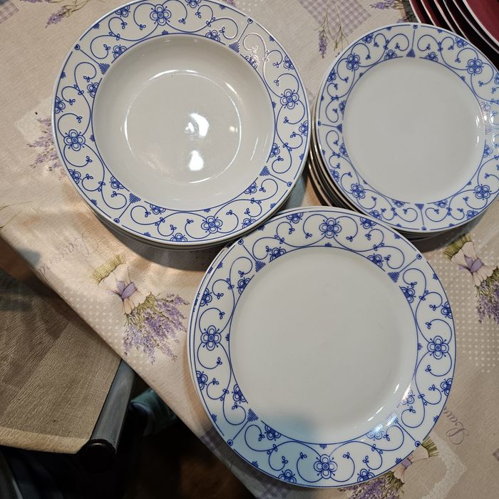 Vând seturi farfurii pentru 6 persoane