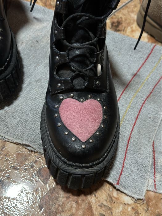 Ghete negre tip creeper cu inimioare roz LAMODA