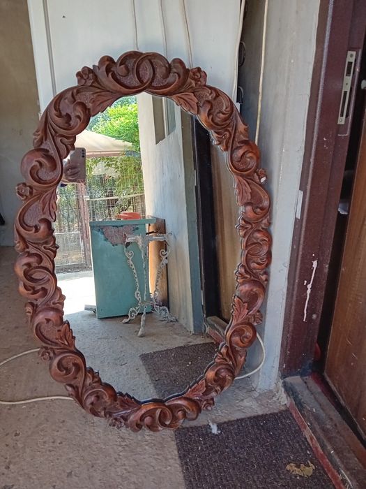 Oglinda cu ramă sculptată în lemn