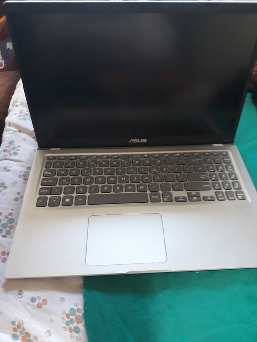Laptop Asus  cu o mica problema