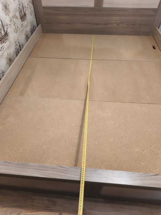 Кровать двухспальная с матрасами.