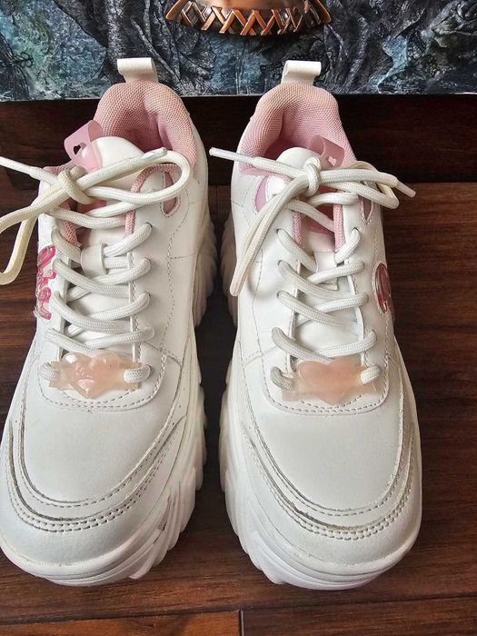 Сникърси Бершика Барби на платформа