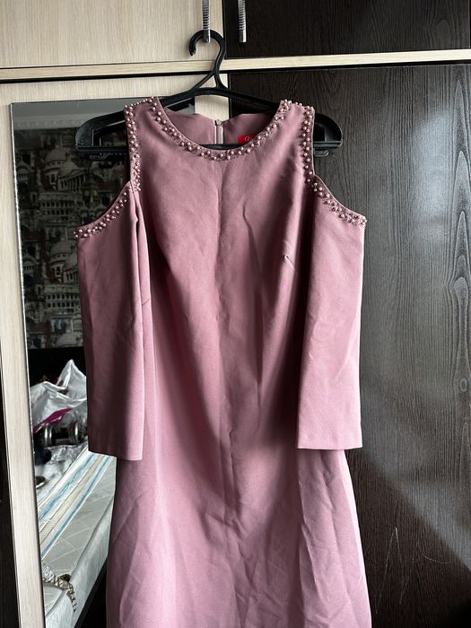 Платье с открытыми плечами