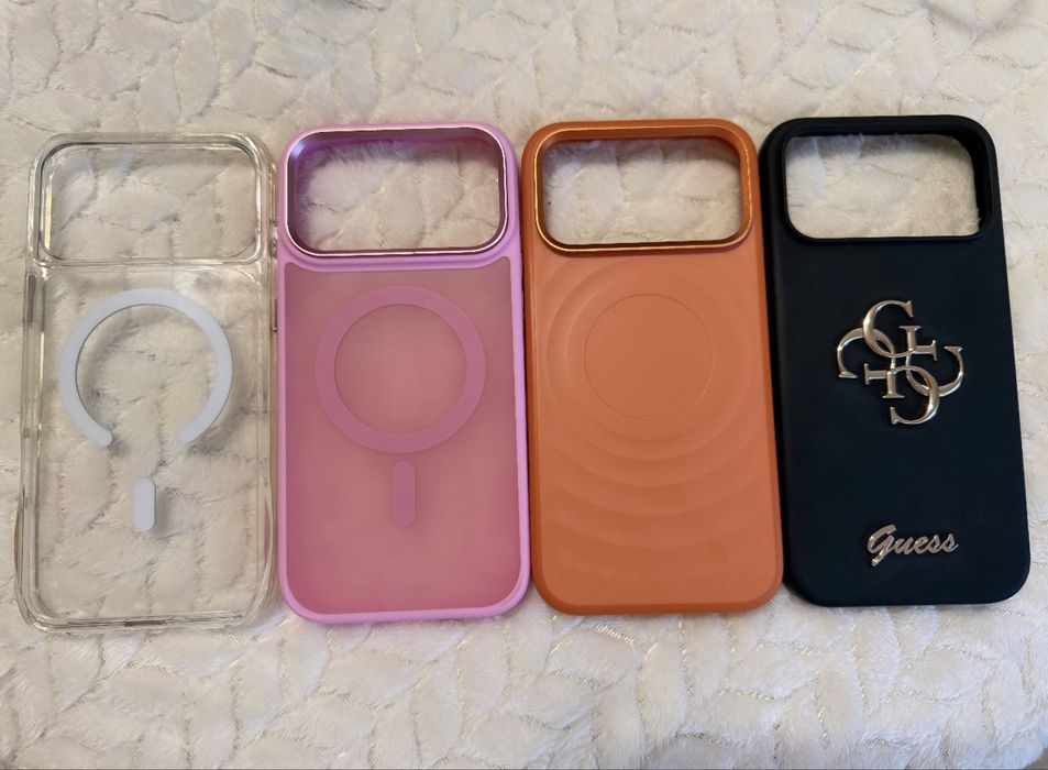 Vand set de 4 huse iphone 17 pro max in stare excelenta