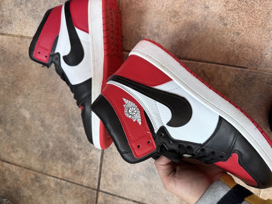 Nike Air Jordan 1 Mid "Chicago/Black Toe"