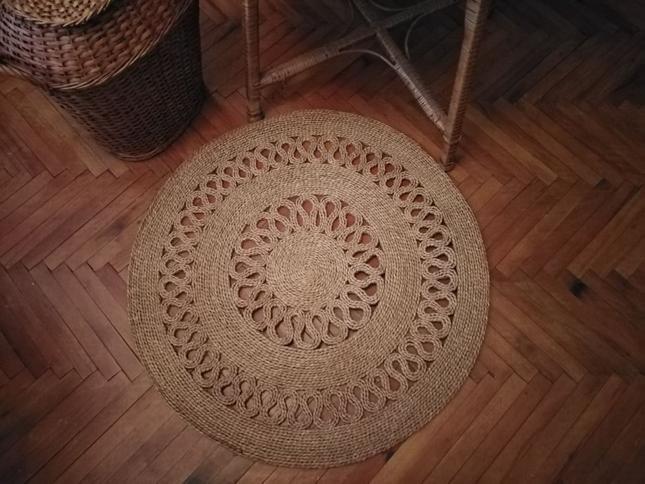 Плетени ратанова маса и рогозка