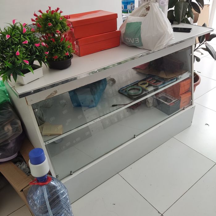 Srochniy Vitrina shkaf chiroqlari bn birga