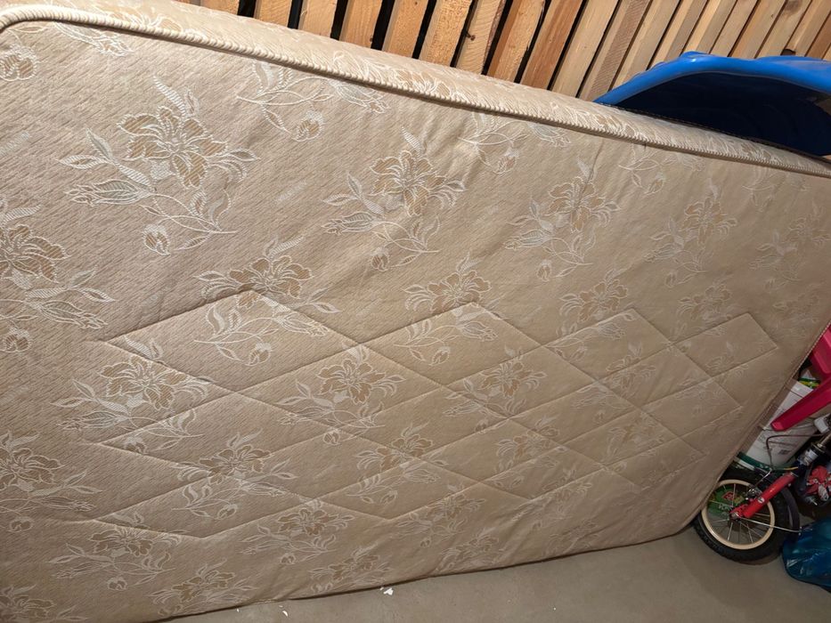 Vând Saltea crem 125/195