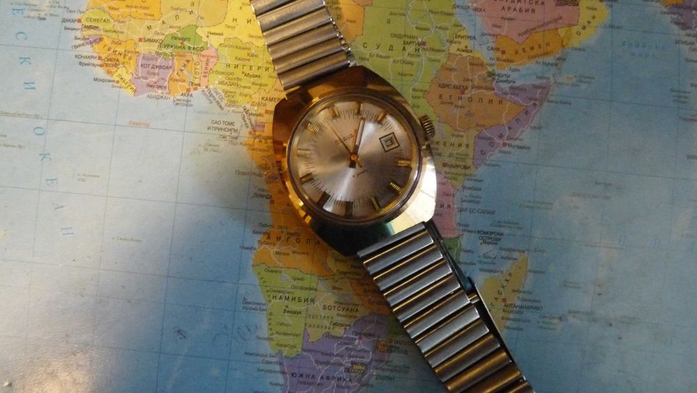 Руски часовник "Слава", позлатен, с датник и метална каишка