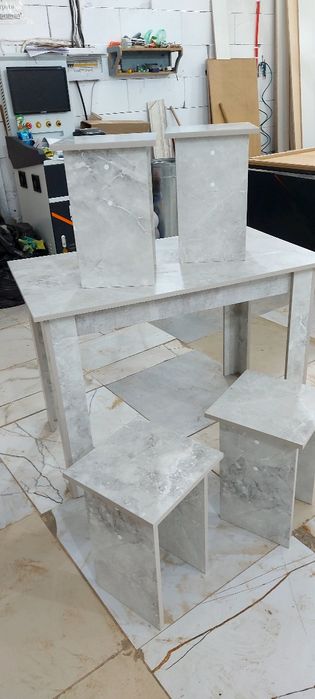 стол и 4 табуретки кух зона