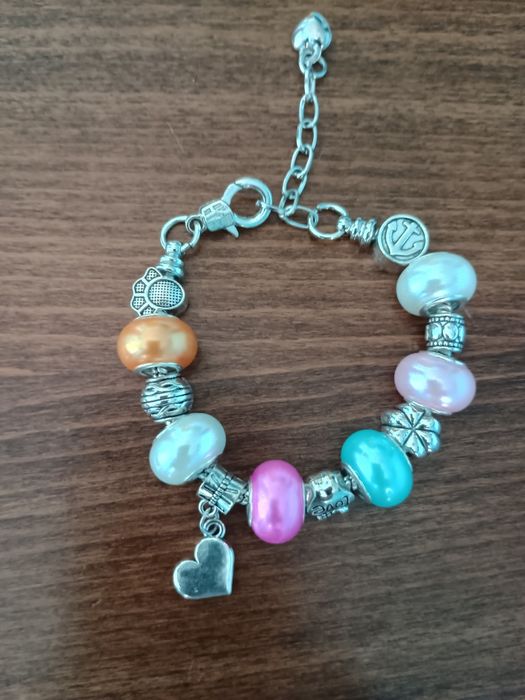 Гривни с регулируема верижка .Предлагам голям избор.