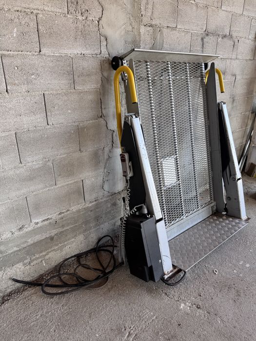 Лифт за За инвалиди и др. Свален е от мерцедес спринтер