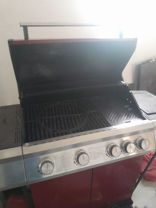 Vând Grătar pe gaz