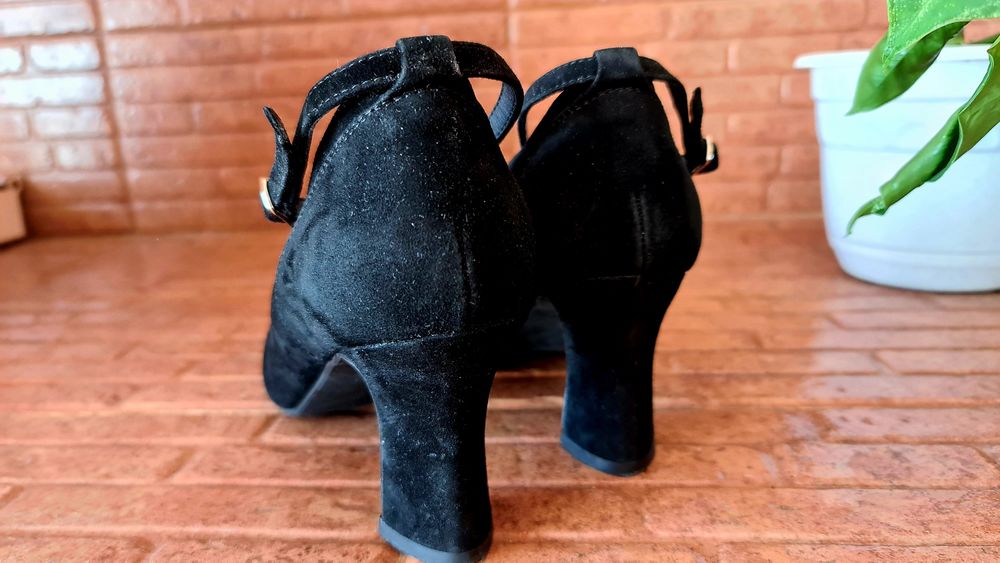 Продаю туфли замш...