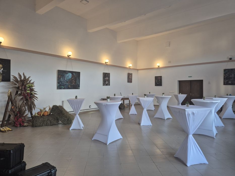 Mese cocktail pt închiriat- 50 lei ( husă și aranjament floral inclus)