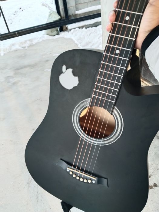 Черный мощный гитара