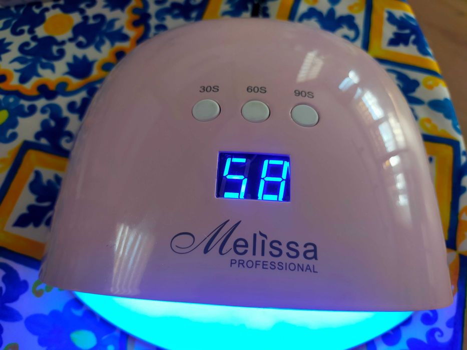 Професионална лампа за маникюр