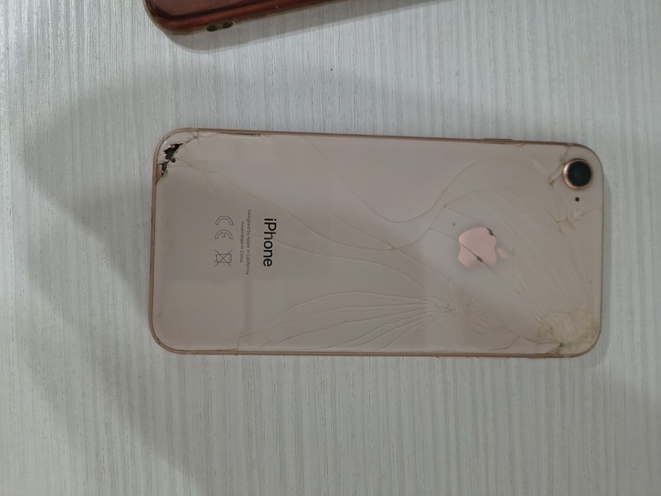 2 iPhone 8 funcționale , 1 iPhone 7 pentru piese ,