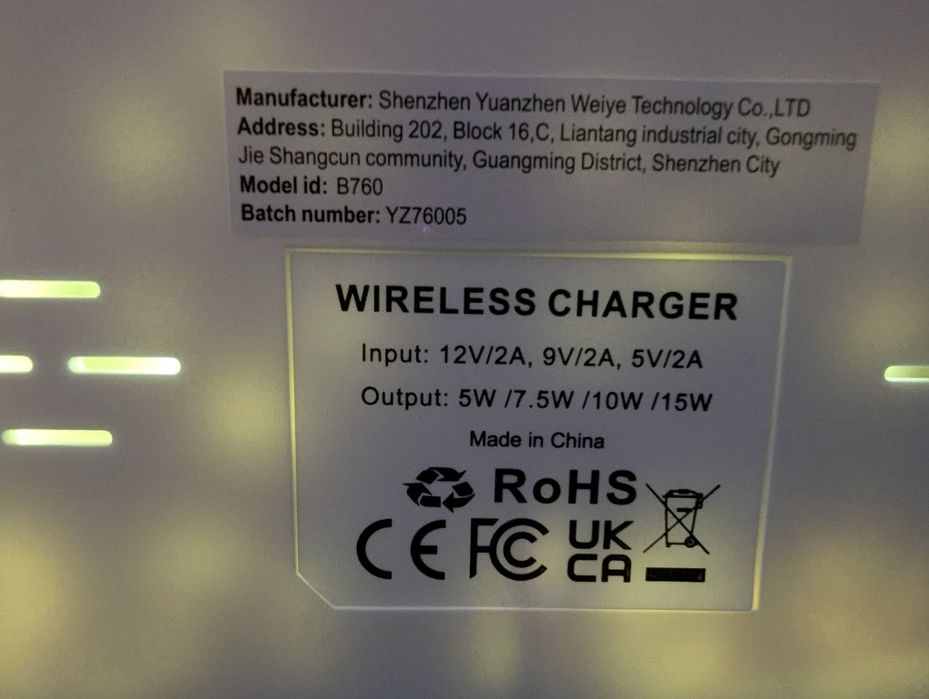 Ceas digital birou, cu încărcare wireless.