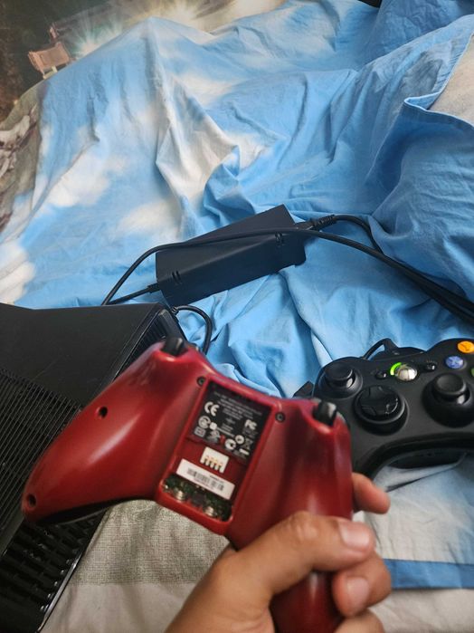 Xbox360 S 250GB с два оригинални контролера
