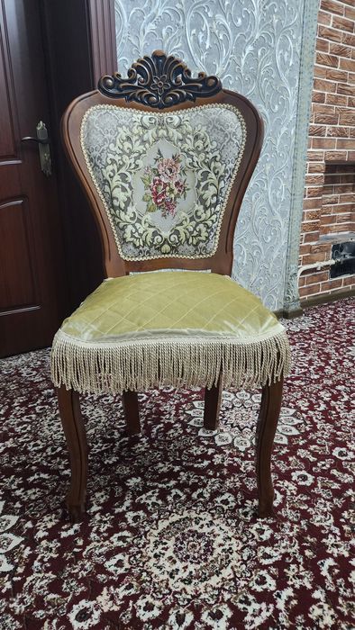 Yangi stullar sotiladi.