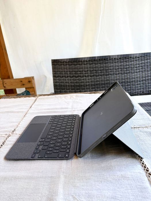 Logitech Folio Touch клавиатура с тъчпад за iPad Pro 11” - Отлично състояние