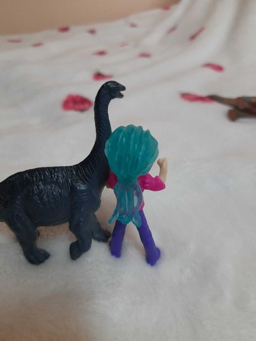 Играчки динозаври, гущер и момиче