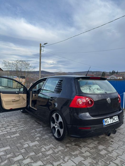 Vând golf 5 GT .