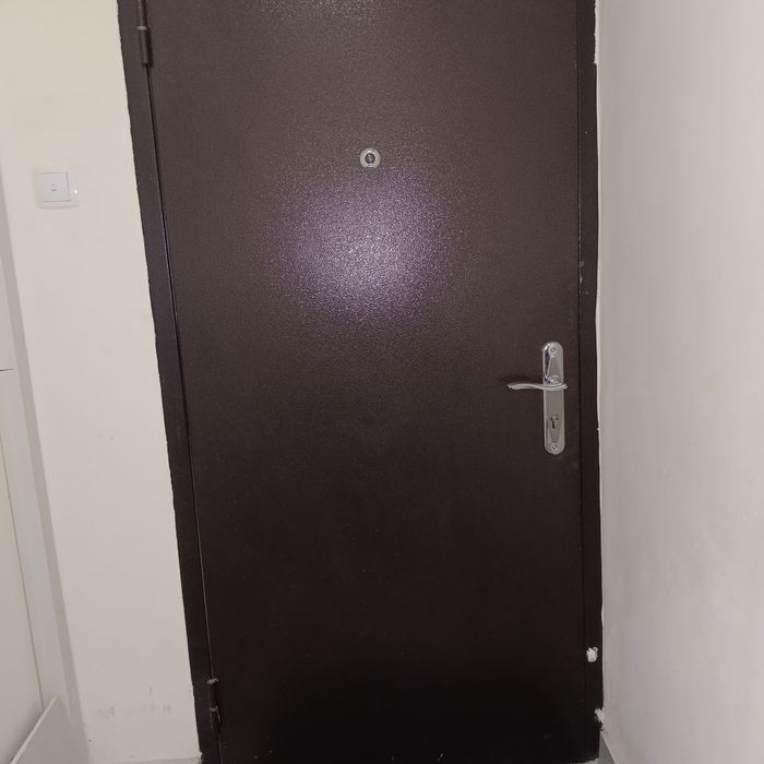 Темир эшик сотилaди .