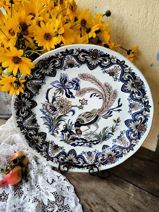 Чиния с флорални мотиви