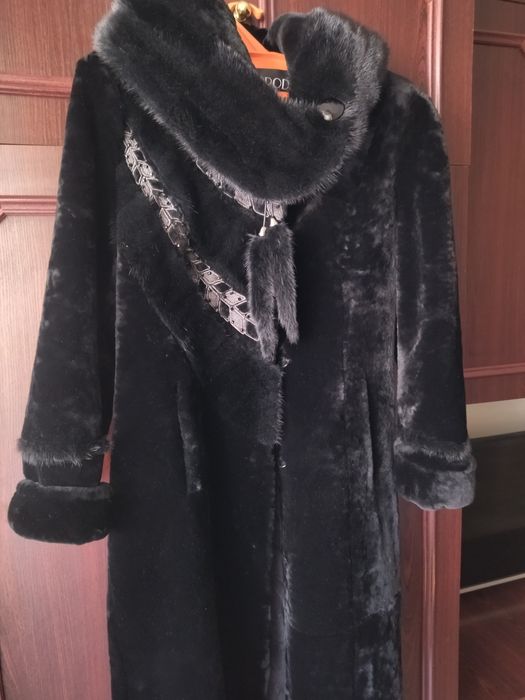 Продам    шубу.   мутон.   с капюшоном.      воротник.      норка