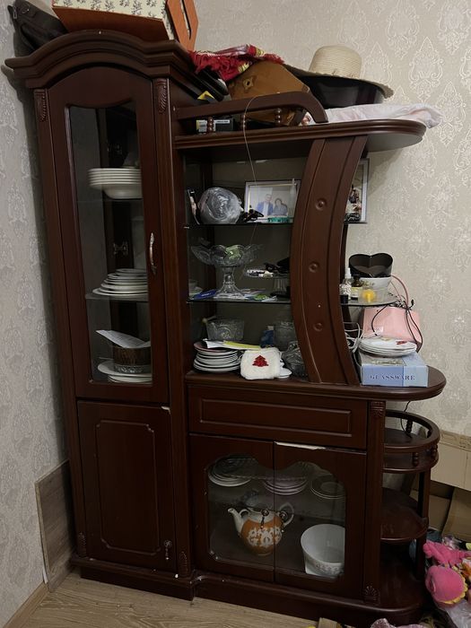 Сервант из натурального дерево