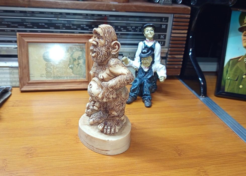 Figurină rară " omul peșterilor"gol de Neanderthal de Armani Guiseppe