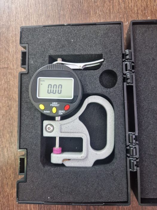 Micrometru digital