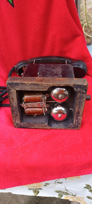 Стар стационарен телефон с ръчка