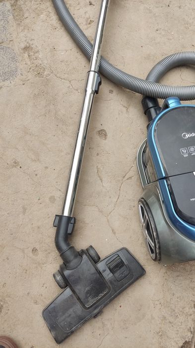 Продается пылесос Midea