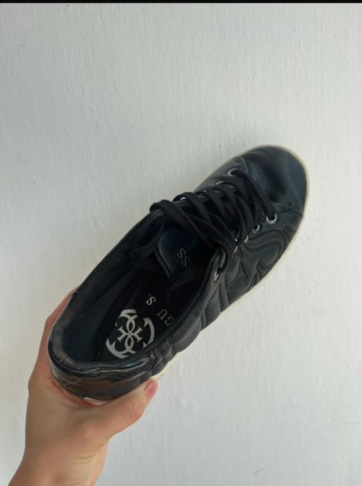 Adidași Guess Loven Logo Statement