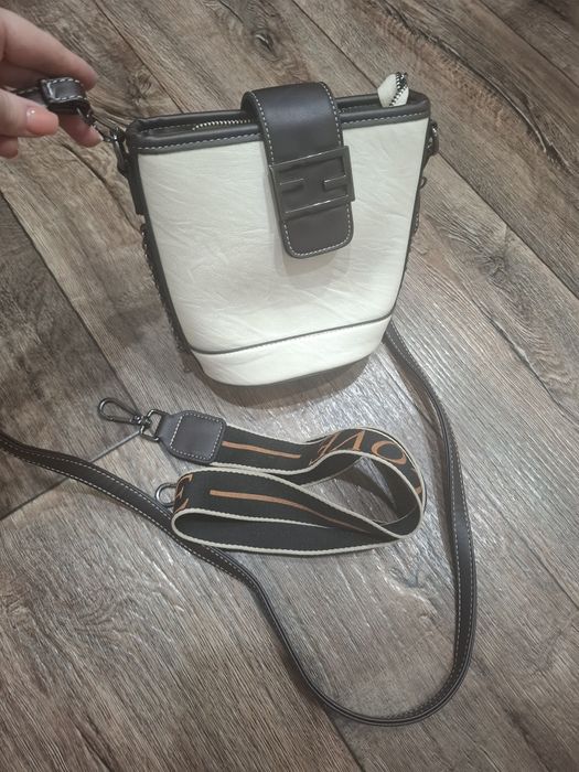 Продам сумку в комплекте 2 ремешка, новая