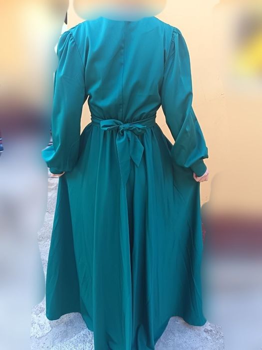 Ko'ylak yashil rangda