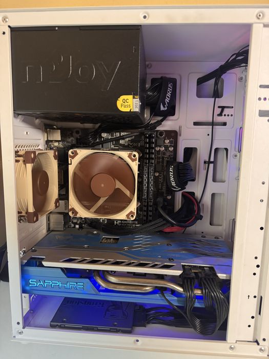 Vand pc  in stare foarte buna ofer si mouse tastatura casti