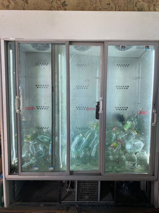 Стоячий ветреный холодильник