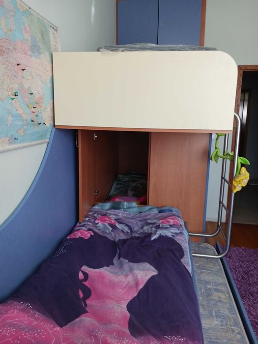 Двуетажно легло с изтеглящо се трето легло със скрин и обемна ракла.