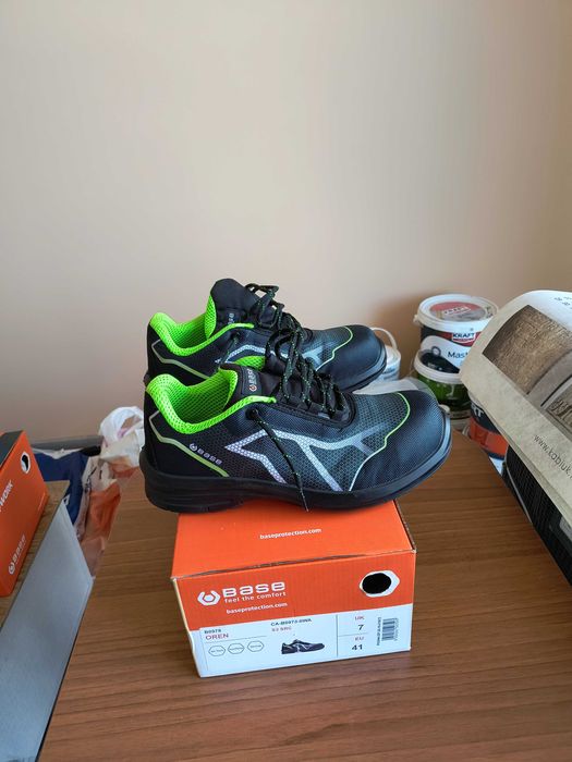 Нови работни обувки със бомбе