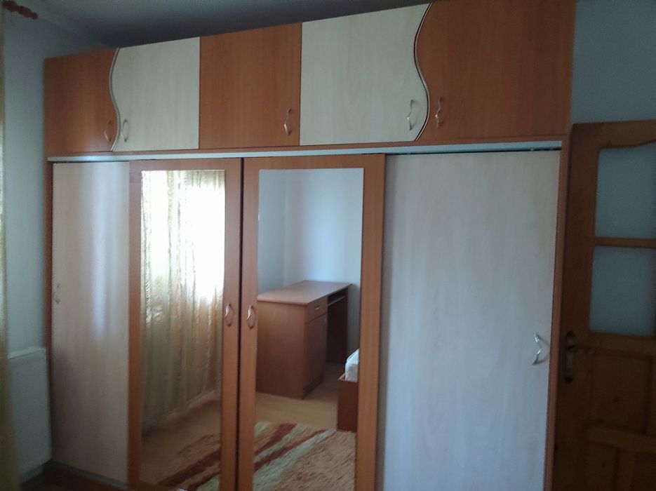 Închiriez apartament cu 3 camere mobilat utilat complet