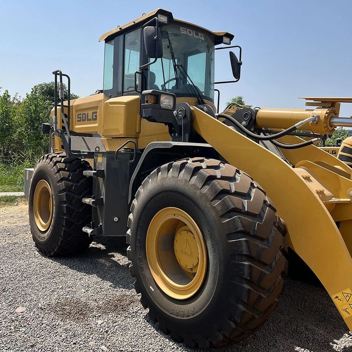 Аренда погрузчика 3 куба. Высокий вылет 3.3м. Услуги погрузчика.